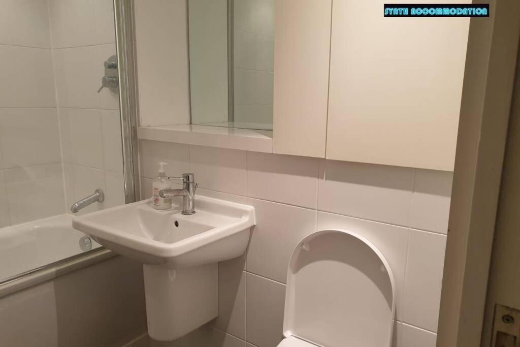 80S Retro 1Bed Studio Serviced Apartment Canary Wharf Perfect For Solo & Couple Travellers Londres Exterior foto
